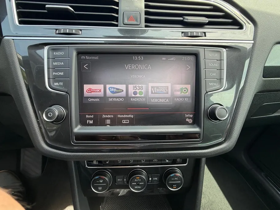 Volkswagen Tiguan 2.0 TSI 4Motion Highline | PAN. DAK | ELEKTR. TREKHAAK | STOELVERWARMING | NL-AUTO | DEALERONDERHOUDEN | ETC..