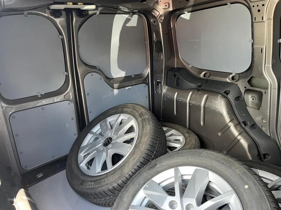 Volkswagen Caddy Cargo 2.0 TDI Style L1H1 122 pk Automaat | LM Velgen zwart | Sidebars | Lederen bekleding | Stoelverwarming | Laadruimtebescherming
