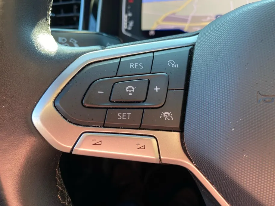Volkswagen Polo 1.0 TSi R-Line Business Panodak | 17' Bergamo |iQ LED Lights | cruise | Virtual Cockpit | etc.