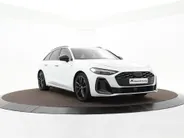 Audi A5 Avant 2.0 367pk S-tronic e-hybrid quattro S edition · 360 Camera · Wegklapbare Trekhaak · Bang & Olufsen Audio · Bijrijder Display · Zwart Optiek · 19'' Inch · Garantie t/m 26-07-2030 of 100.000