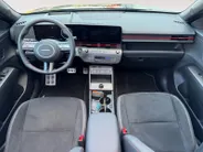 Hyundai Kona Electric N Line Sky 64.8 kWh | Navigatie| Schuif-kantel dak| Head up display| Stoelverwarming/koeling| 360 graden camera|