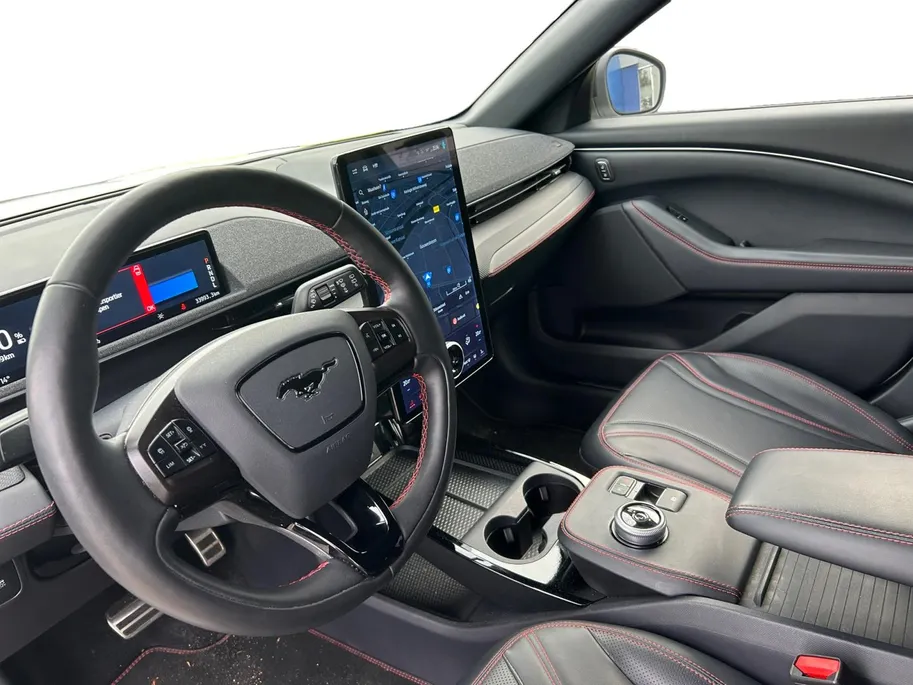 Ford Mustang Mach-E AWD 75 kWh 269PK | 95% SOH | DEMO | Stoel- stuur en vooruit verwarming | Zwart dak en spiegels | Navigatie