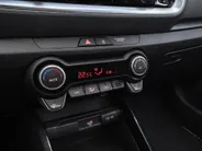 Kia Stonic 1.0 T-GDi MHEV DynamicPlusLine Dealer onderhouden | Trekhaak | Climate control | Navigatie |