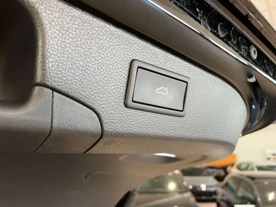Volkswagen Passat Variant 1.5eTSI/150PK Elegance Business DSG · Trekhaak · Camera · Apple/Android Car Play · Navigatie · Dodehoeksensoren · Massage · Stoelverwarming ·