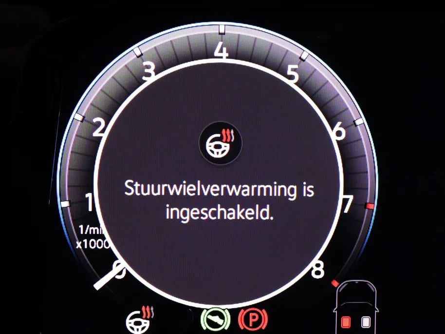 Volkswagen Golf variant Life Edition 1.5 eTSI 116 pk 7 versn. DSG · Achteruitrijcamera · draadloze telefoonlader · Trekhaak inklapbaar, met elektrische ontgrendeling ·