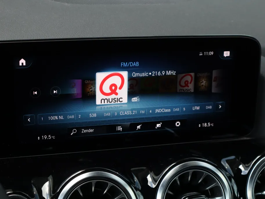 Mercedes-Benz EQA 250 Business Solution Luxury 67 kWh l Stoelverwarming l Achteruitrij camera l Ambiente lichtpakket l Memory