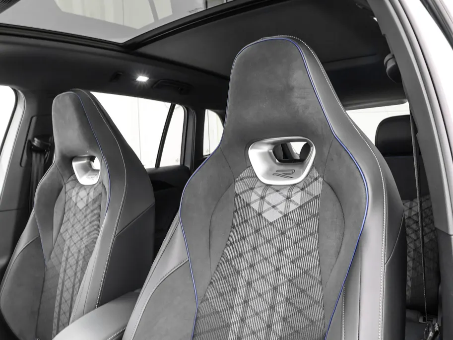 Volkswagen Tiguan 1.5 eHybrid 204pk DSG R-Line Edition · Panoramadak · 360 Camera · Inklap. Trekhaak · Matrix LED · Stuur- & Stoelverwarming + Massage · Achterbank verwarmd · Garantie t/m 09-10-2030 of 100.000km