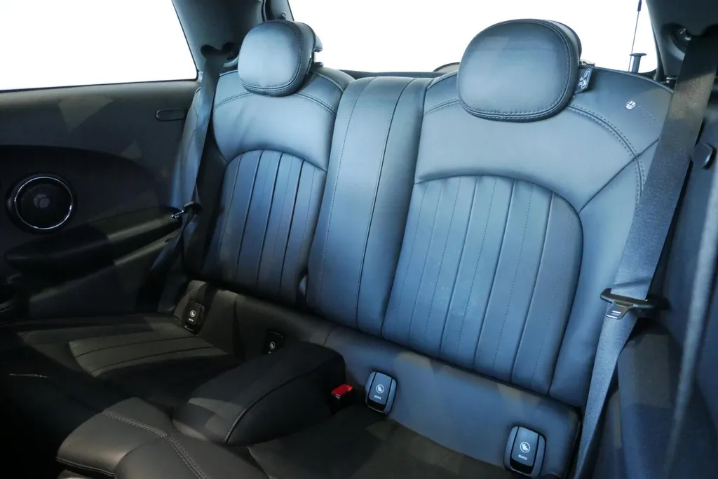 MINI 3-Deurs 2.0 Cooper S Knightsbridge Edition *Automaat*Navigatie*Parkeersensoren*Climate Control*Schuif/Kanteldak*Stoelverwarming*Harman Kardon Audio*Lederen interieur*Vol opties!