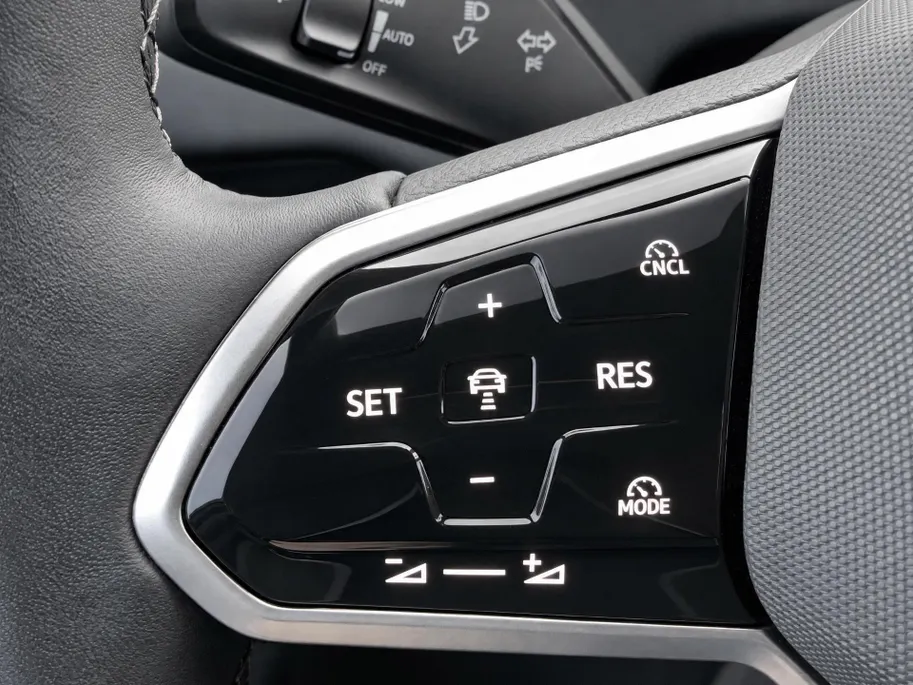 Volkswagen ID.7 Tourer Pro 77 kWh 210kW/286PK · Trekhaak · 360°Camera · Stoel- stuur- & voorruitverwarming · Garantie t/m 16-10-2027