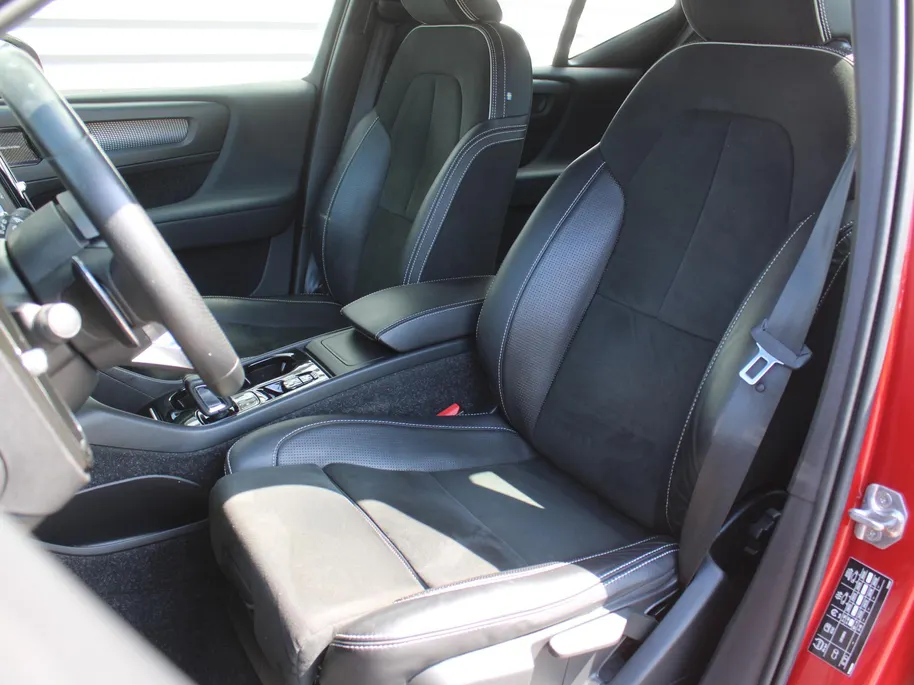 Volvo XC40 2.0 T4 R-Design | Keyless | HK Audio | Adap. Cruise | PDC | Elek. Trekhaak | 19' Velgen | Elek. Kofferklep | Camera | Stoelverwarming |