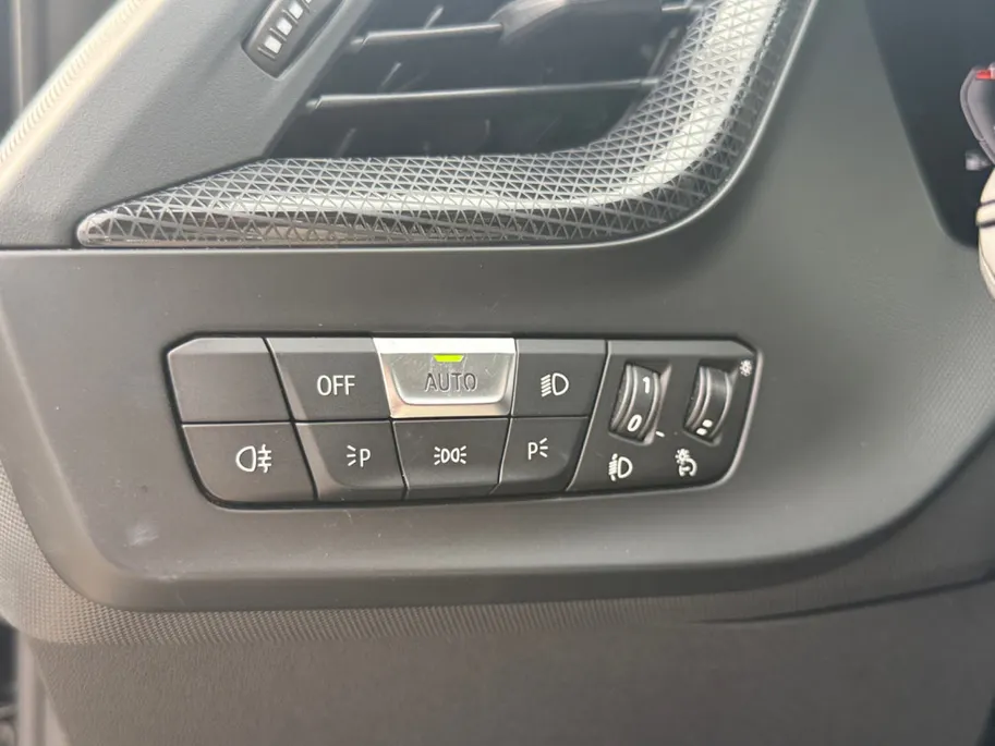 BMW 1 Serie Limousine 118i Sport Line Apple/Android draadloos | Automaat | Climate Con