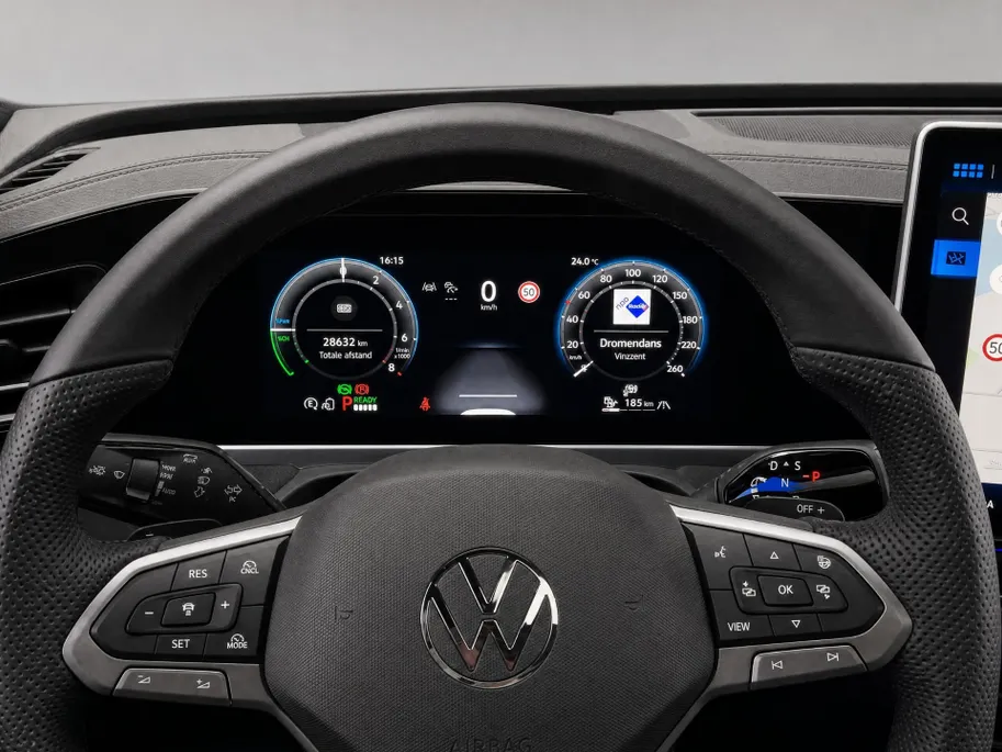 Volkswagen Passat Variant 1.5eHybrid 200kW/272PK R-Line Black Style · Panoramadak · Leder · Trekhaak · 360°Camera · Garantie t/m 24-08-2030 of 100000km.