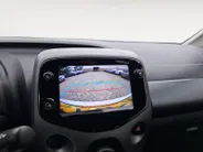 Toyota Aygo 1.0 VVT-i x-play | ACHTERUITRIJCAMERA | 5 DEURS | TELEFOON | AIRCO | ELEKTRISCHE RAMEN |