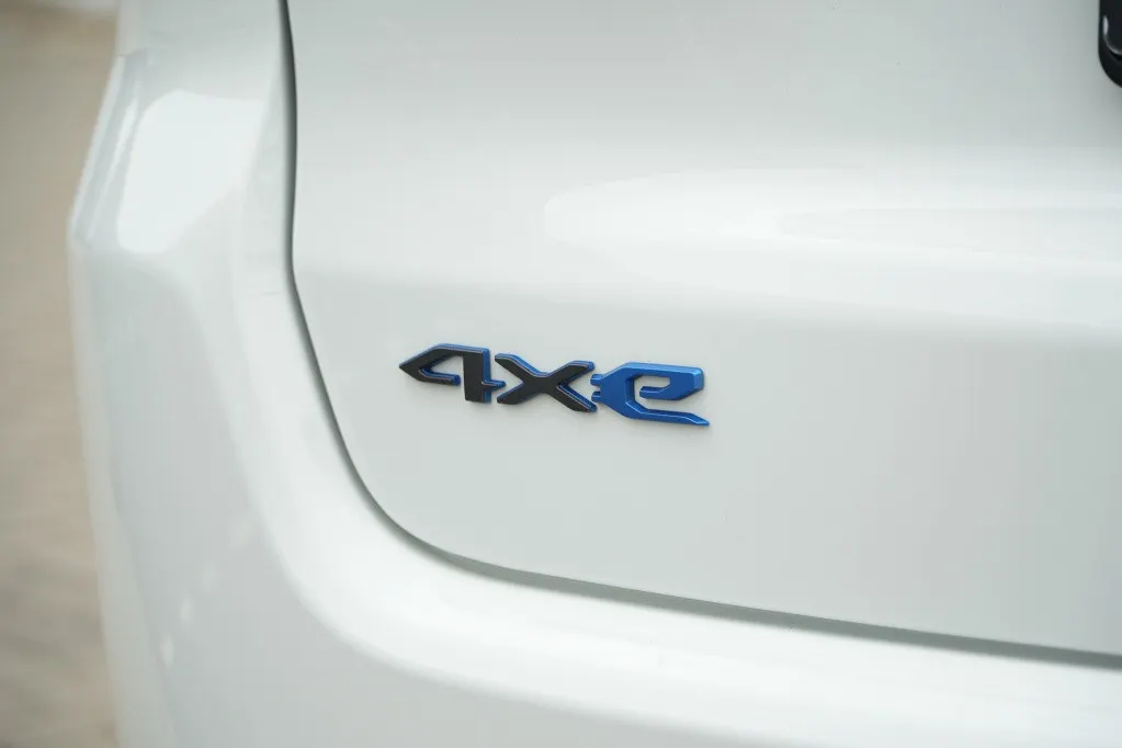 Jeep Compass 4xe 240 PK Hybrid S | Leder | Pano | Navi | Winter | Cam | 19'