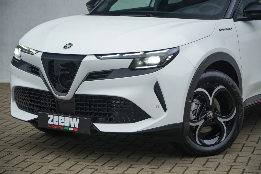 Alfa Romeo Junior 1.2 Turbo 136 PK Ibrida Speciale | Techno | Camera | Navi | Carp