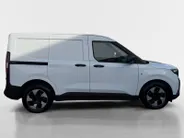 Ford E-Transit Cour. Trend 44 kWh | NL auto | Navigatie | Apple carplay & android auto | Adapt. cruise control | BLIS | Parkeersensor achter | Achteruitrijcamera | Trekhaak | Fabrieksgarantie |