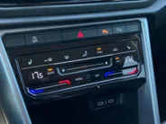Volkswagen T-Roc 1.0TSI/110PK Life Business · Navigatie · Apple/Android Car Play · Stoelverwarming · Garantie t/m 06-06-2027 of 100000km.