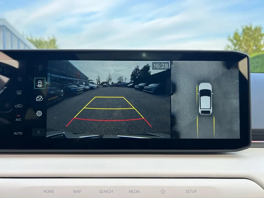 Kia EV4 Hatchback GT-PlusLine 81.4 kWh | Schuif/kanteldak | Lederen bekleding | 360 Graden camera | Head up display | Elektrische achterklep | Elektrische stoel verstelling met geheugen | Stoel verwarming + ventilatie voor | Dodehoek camera | Draadloze oplader | 