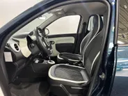 Renault Twingo Z.E. R80 Intens Automaat | 1e eigenaar | Apple CarPlay/Android Auto | Climate Control | Lichtmetalen Velgen | Cruise Control | Licht & Regen Sensor | Half Leder | Privacy Glass | Elektrische Ramen & Spiegels |