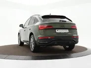 Audi Q5 Sportback 50 TFSIe 299pk S edition Competition · Camera · Inklap. Trekhaak · Matrix LED · Dodehoeksensor · Stuur- & Stoelverwarming · Elektrische stoelverstelling · Apple/Android Car Play · Garantie t/m 24-06-2030 of 100.000km