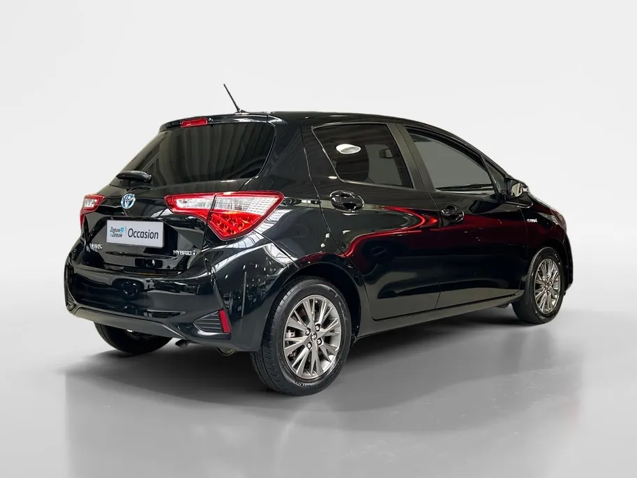 Toyota Yaris 1.5 Hybrid Dynamic | Apple Carplay / Android Auto | Parkeersensoren Voor | Parkeercamera Achter | Lichtsensor + Regensensor | Cruise Control | Rijstrooksensor | 15'Lichtmetalen Velgen