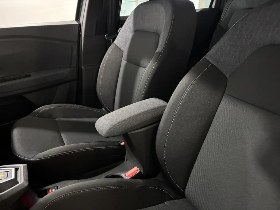 Dacia Jogger 155PK Hybrid Expression 7p. Automaat | DEMO | 7 Zitplaatsen | Camera | Parkeersensoren | Apple CarPlay/Android Auto | Cruise Control | Climate Control | Digital Cockpit | Armsteun | Licht & Regen Sensor |