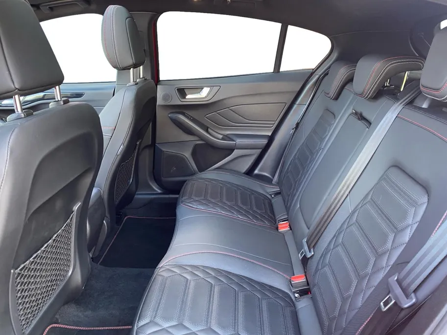 Ford Focus 1.0 EcoBoost Hybrid ST Line Vignale automaat 155PK | NL-Auto | Dealer onderhouden | Driver assistancepack | Winterpack | Panoramadak | 18' Lichtmetaal | Adaptive cruisecontrol | Dodehoekdetectie | Leer bekleed |