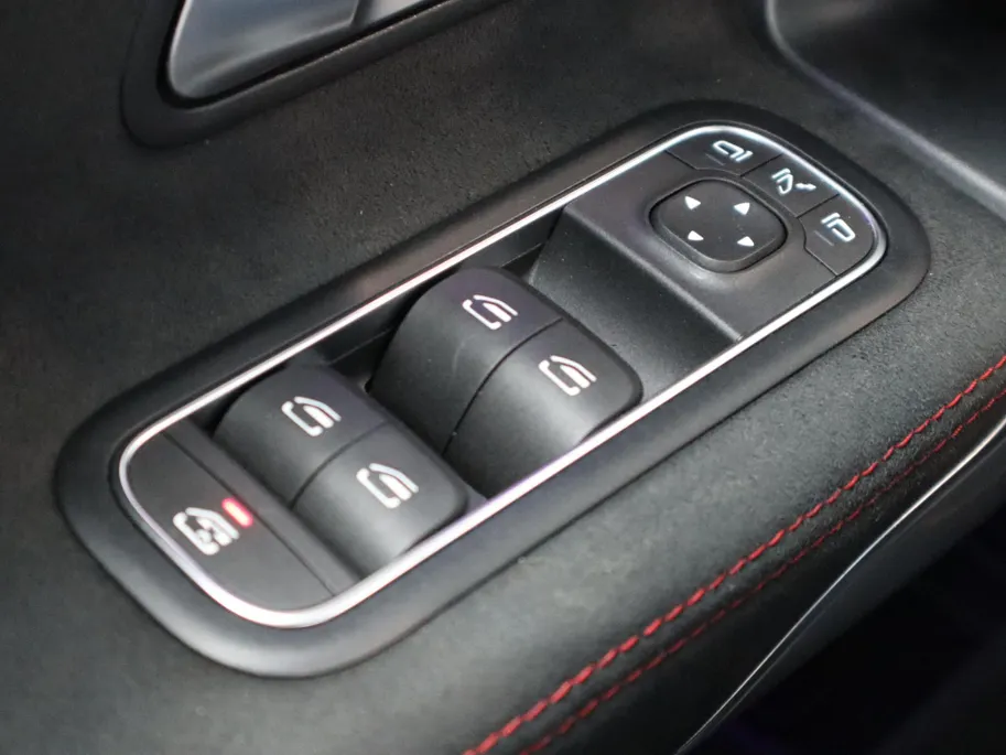 Mercedes-Benz CLA 200 AMG Line l Panoramadak l Stoelverwarming l Carplay