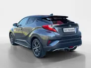 Toyota C-HR 1.8 Hybrid Bi-Tone | Side Bars| Leer| Lichtmetalen velgen| Stoel verwarming| 4 seizoenbanden| Afneembare trekhaak| JBL speakers| BI-Tone uitvoering| Navigatie| Metalliclak