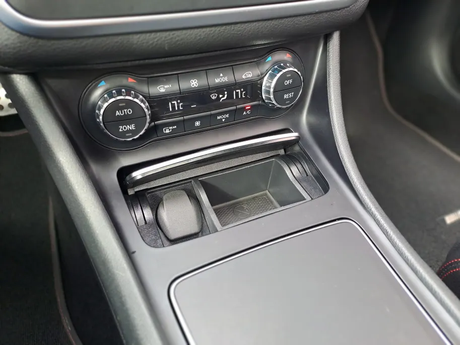 Mercedes-Benz GLA 180 Business Solution AMG AUTOMAAT | Trekhaak | Cruise | Panorama Schuif/kantel Dak | Navigatie | Camera | AMG-styling