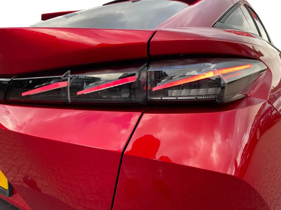 Peugeot 408 1.6 HYbrid GT 225 EAT8 First Edition *Navi*360Camera*Schuif/kanteldak*Trekhaak*Focal Audio*Adapt. Cruise Control* Memory stoel*Elekt. achterklep*Zeer nette auto!