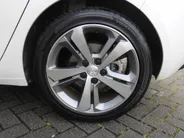 Peugeot 308 1.2 PureTech Allure | Panoramadak | 17” LM | Parkeersensor v+a | Navi | Cruise | Clima | Apple CarPlay/Android Auto |