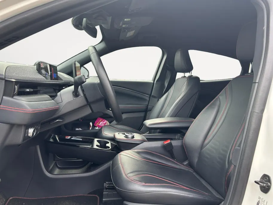 Ford Mustang Mach-E AWD 75 kWh 269PK | 95% SOH | DEMO | Stoel- stuur en vooruit verwarming | Zwart dak en spiegels | Navigatie