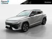 Hyundai Kona 1.6 GDI HEV N Line Sky | Schuif-/kantel dak | 360 camera | Apple Carplay/ Android Auto | Stoelverwarming voor & achter | Stoelventilatie |  Navigatie | Zeer nette auto!!!