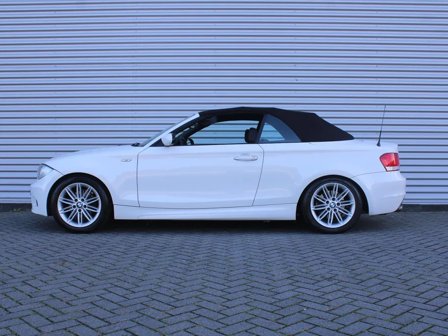 BMW 1 Serie Cabrio 118i Executive | M-Pakket | Stoelverwarming | 17' LM | Windscherm | Parkeersensor v+a | Trekhaak | Navi | Leer | Xenon | Clima |
