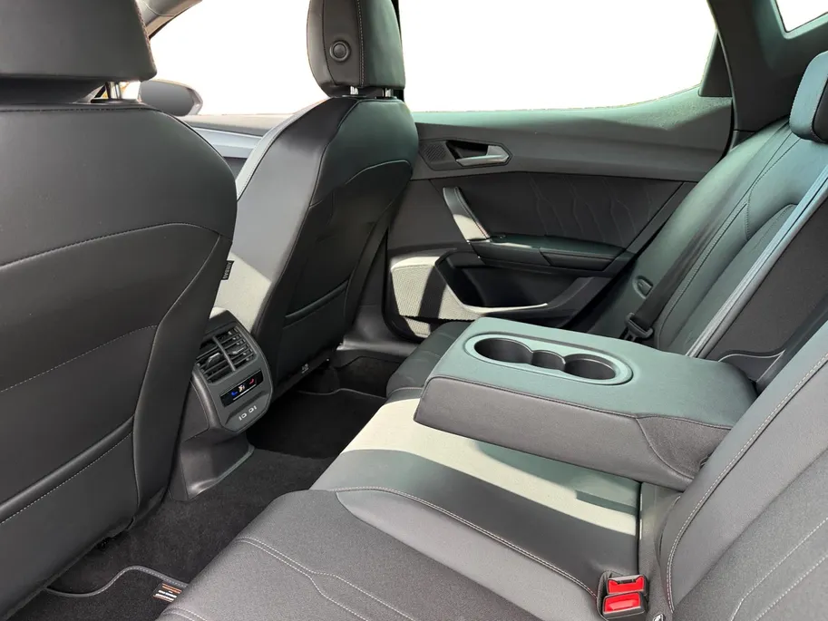 CUPRA Leon 1.5 TSI e-Hybrid DSG-autom. Business elektr. WLTP tot 130km | Camera | Stoel/Stuurverwarming | Adaptief Cruise Control | Dodehoek Detectie | Climate Control | DAB | Navigatie | Full Led | Keyless