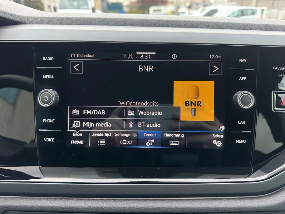 Volkswagen Taigo 1.0 TSI R-Line | Digital Cockpit | Camera | Adaptive Cruise Control | Apple CarPlay & Android Auto | LMV | Climate Control | Parkeersensoren | Verwarmde Spiegels |