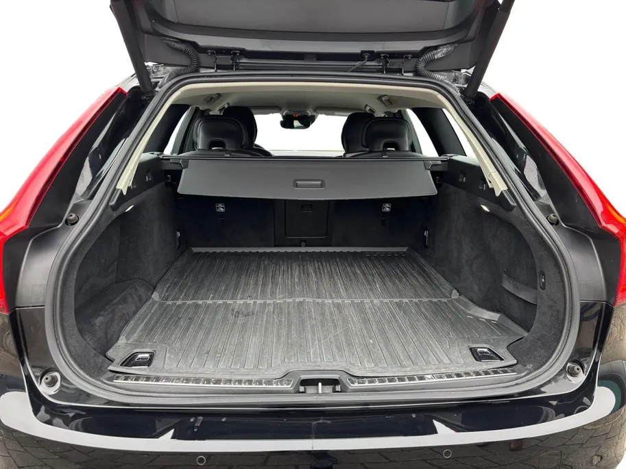 Volvo V90 2.0 T4 Momentum | LEDER | CAMERA | TREKHAAK | DEALER-ONDERHOUDEN | NL-AUTO |