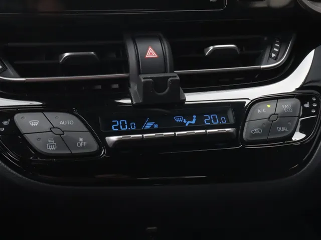 Toyota C-HR 1.8 Hybrid Style Trekhaak | All Seasonbanden | Stuur en stoelverwarming