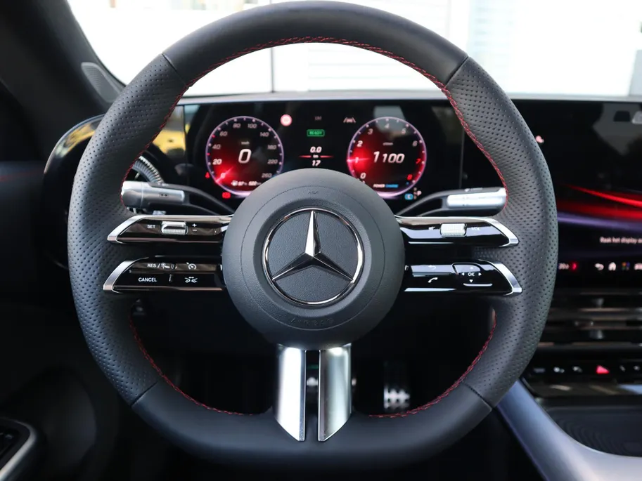 Mercedes-Benz CLA 180 Business Solution AMG l Trekhaak l Panoramadak l stoelverwarming