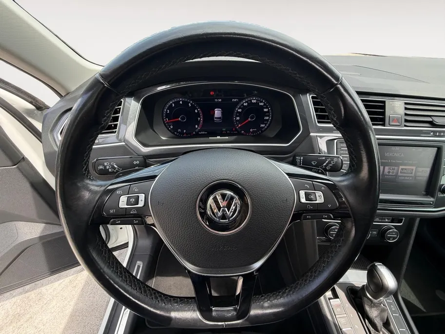 Volkswagen Tiguan 2.0 TSI 4Motion Highline | PAN. DAK | ELEKTR. TREKHAAK | STOELVERWARMING | NL-AUTO | DEALERONDERHOUDEN | ETC..