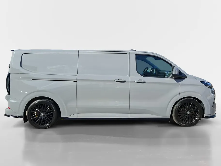 Ford Transit Custom 320 2.0 TDCI L2H1 Limited 136 pk Automaat | Sport Pack Bodykit | LM Velgen 20' Gloss Black | Verlaagd  | BPM VRIJ