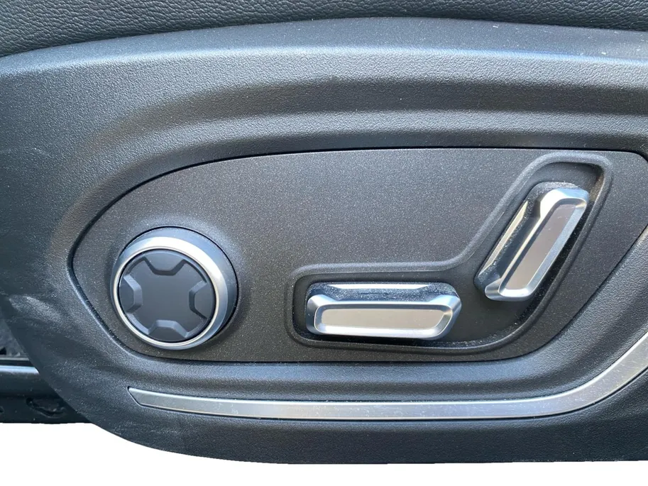 Lynk & Co 01 1.5 PHEV 260pk Black Pack | NL Auto | Zwarte hemel | Trekhaak | Panodak | Stoelverwarming | LED | Etc.