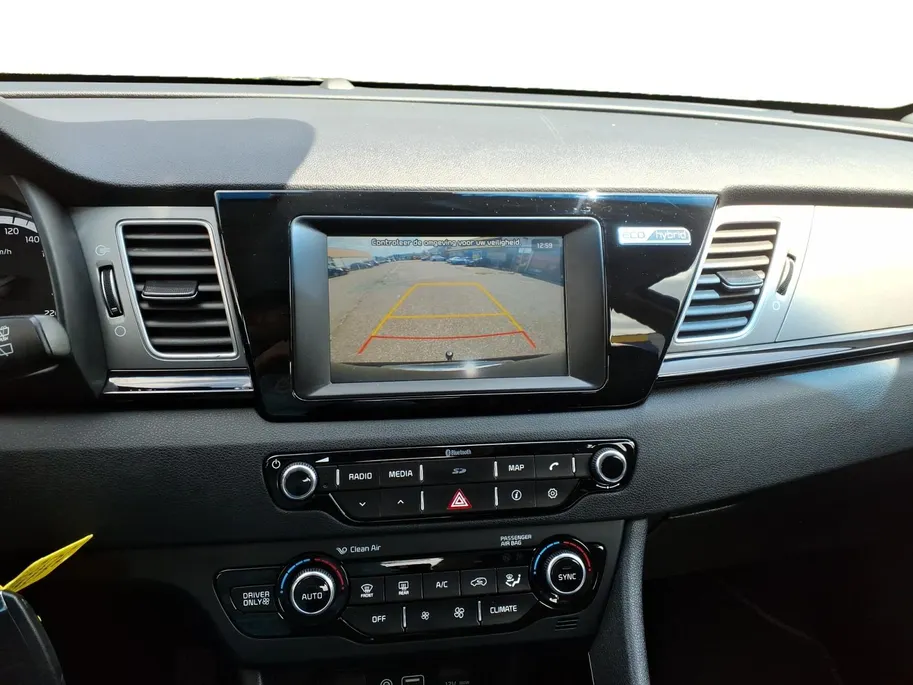 Kia Niro 1.6 GDi Hybrid First Edition achteruitrijcamera , navigatiesysteem full map , electronic climate controle , cruise , parkeersensor , lm velgen zwart .