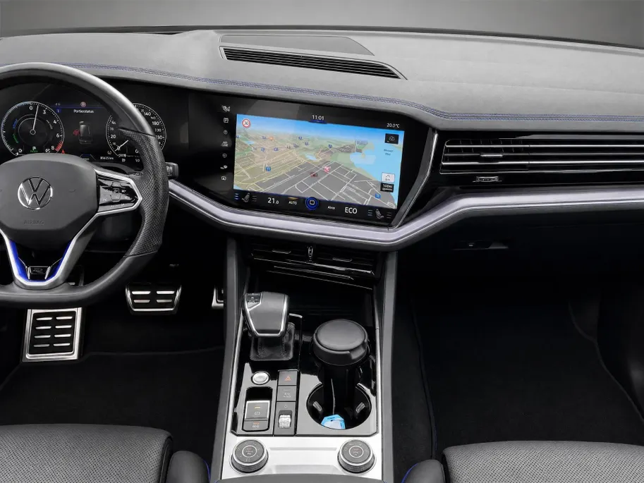 Volkswagen Touareg 3.0TSI 340kW/462PK R-line · Panoramadak · Trekhaak · Leder · Luchtvering