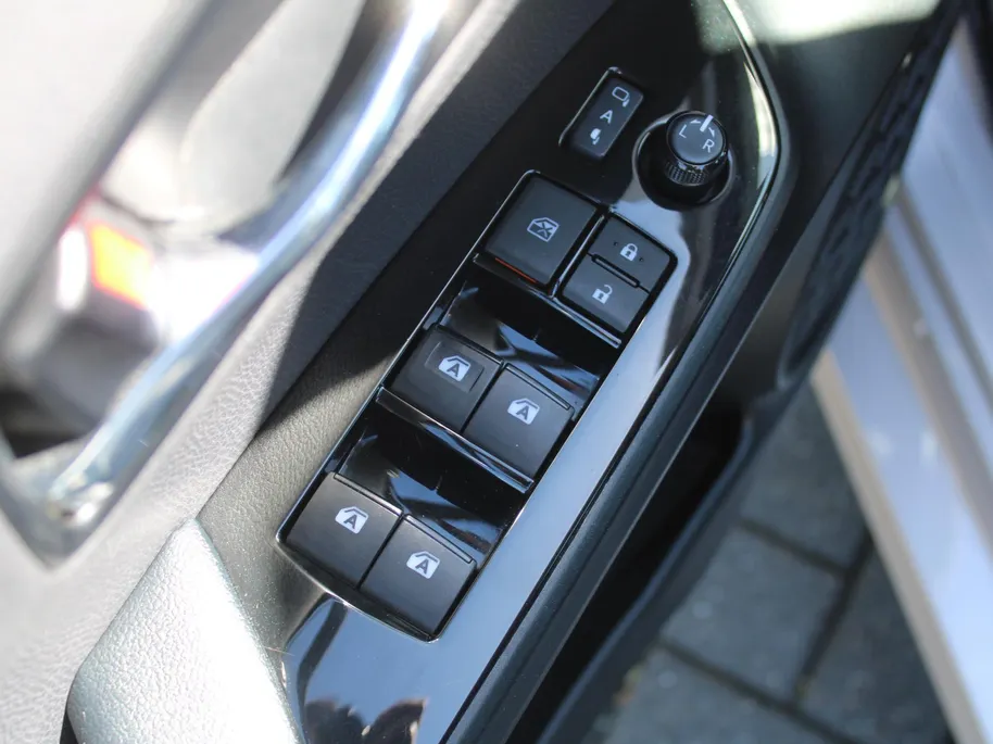 Toyota Prius 1.8 Executive | Trekhaak | Stoelverwarming | Camera | Leer | Dodehoek detectie | JBL audio | HUD | 17” LM | Navi | LED | Cruise adapt. | Incl. winterset |