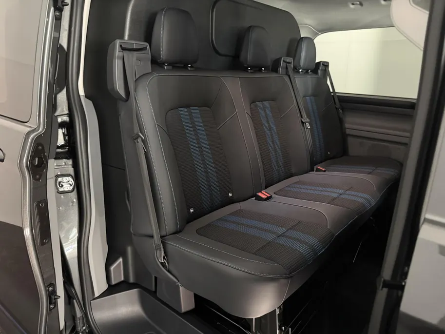 Ford Transit Custom 320 2.5 PHEV L2H1 Sport DC met o.a. uniek sport interieur, 19 inch lichtmetalen velgen, een trekhaak, een achteruitrijcamera en verwarmbare voorstoelen en stuurwiel