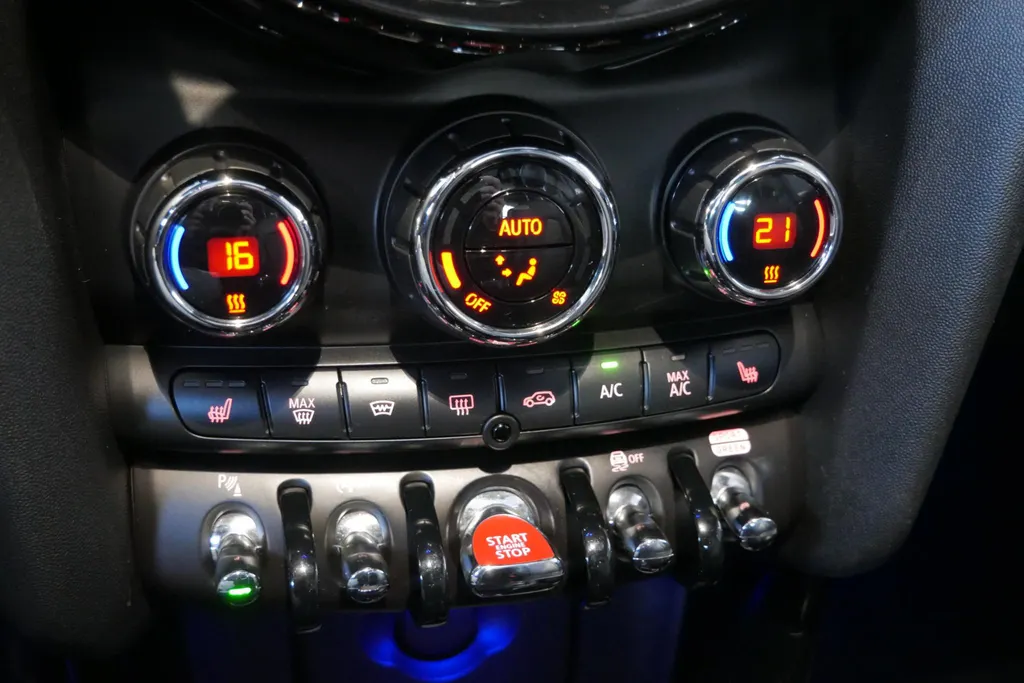 MINI 3-Deurs 2.0 Cooper S Knightsbridge Edition *Automaat*Navigatie*Parkeersensoren*Climate Control*Schuif/Kanteldak*Stoelverwarming*Harman Kardon Audio*Lederen interieur*Vol opties!