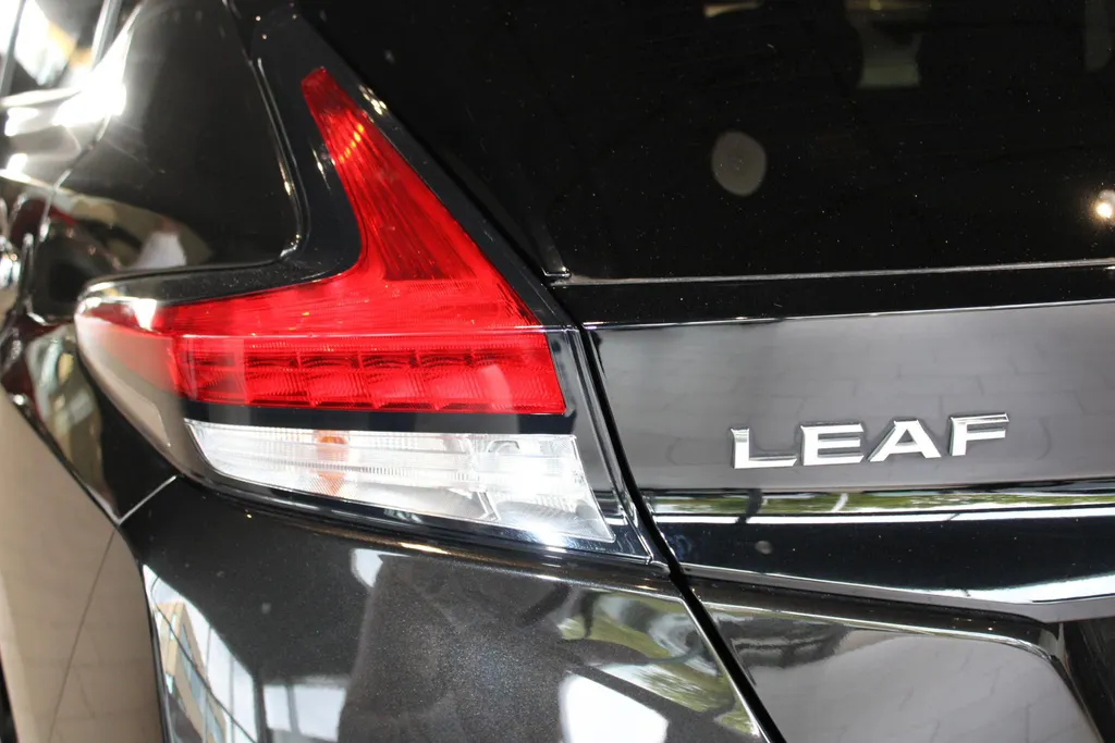 Nissan Leaf e+ N-Connecta 62 kWh | Stuur- en stoelverwarming | 385 WLTP | LM wielen | Adaptive cruise controle | 4seizoenenbanden | one pedal driving | Climate controle |