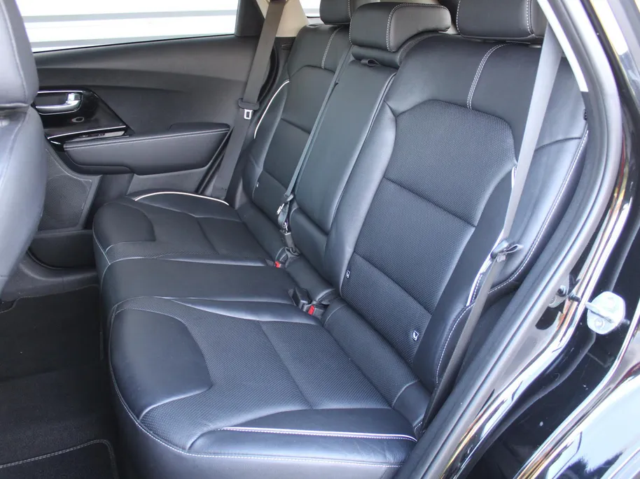 Kia e-Niro ExecutiveLine 64 kWh | Trekhaak | Stuur-/stoelverwarming + ventilatie | Leer | 17' LM | Cruise adapt. | Dodehoek detectie | LED | JBL audio |